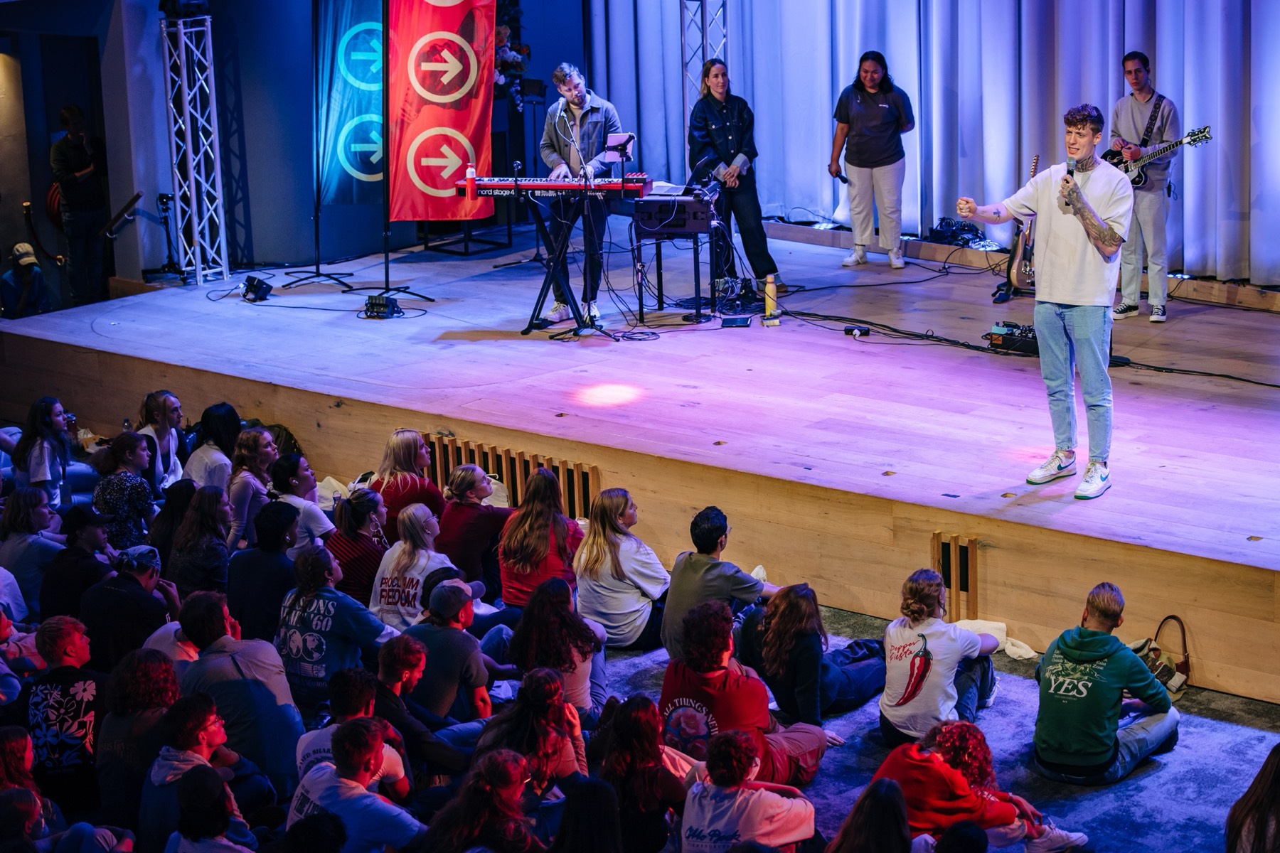 Niels spreekt voor een zaal vol jongeren