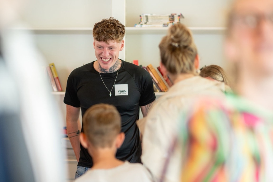 Niels in gesprek tijdens het jongerenwerk