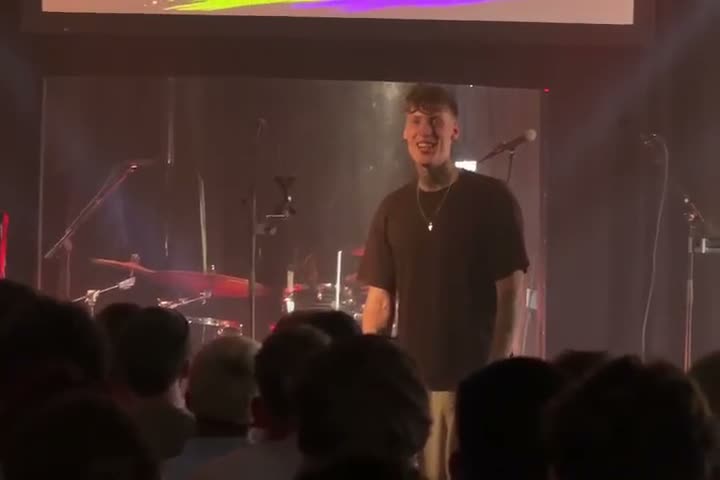 Niels Gorissen spreekt voor een volle zaal